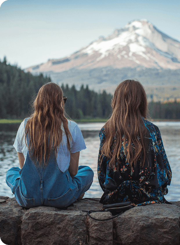 Femme face aux montagnes